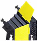 Yellow Jacket® 3 canaux fermé avec angle gauche ouvert